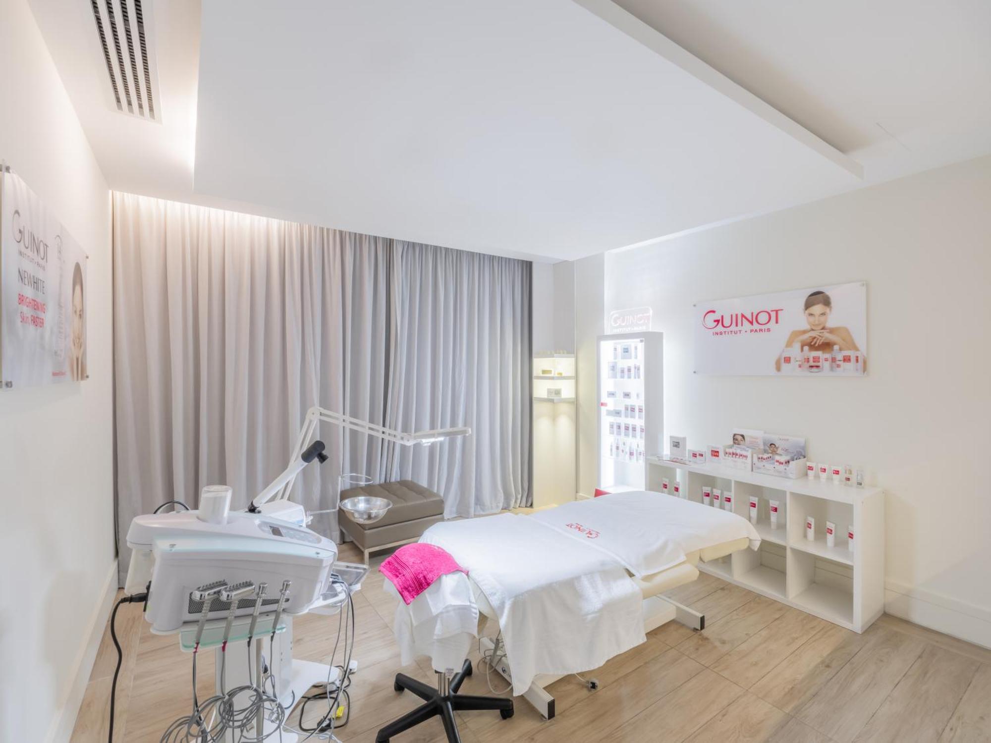 The Hotel Galleria Jeddah, Curio Collection By Hilton Exteriér fotografie A treatment room at the Institut de beauté Sisley in Paris