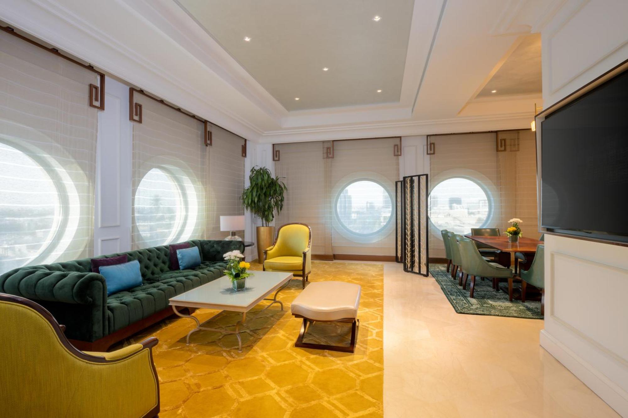 The Hotel Galleria Jeddah, Curio Collection By Hilton Exteriér fotografie The living room of a suite at the hotel