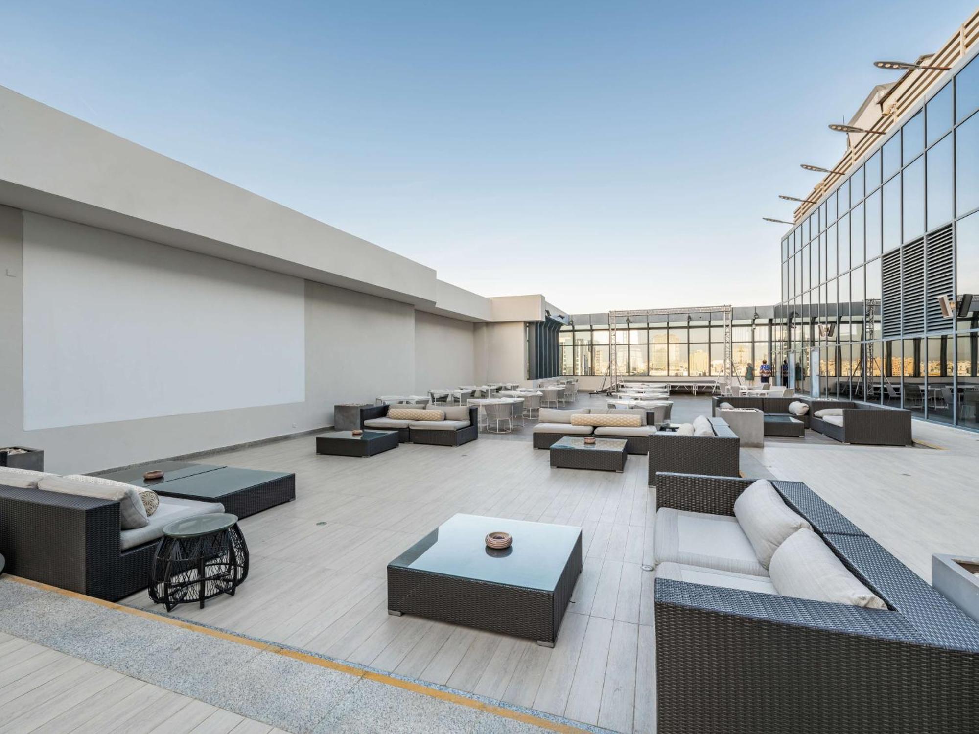 The Hotel Galleria Jeddah, Curio Collection By Hilton Exteriér fotografie The rooftop lounge at the hotel