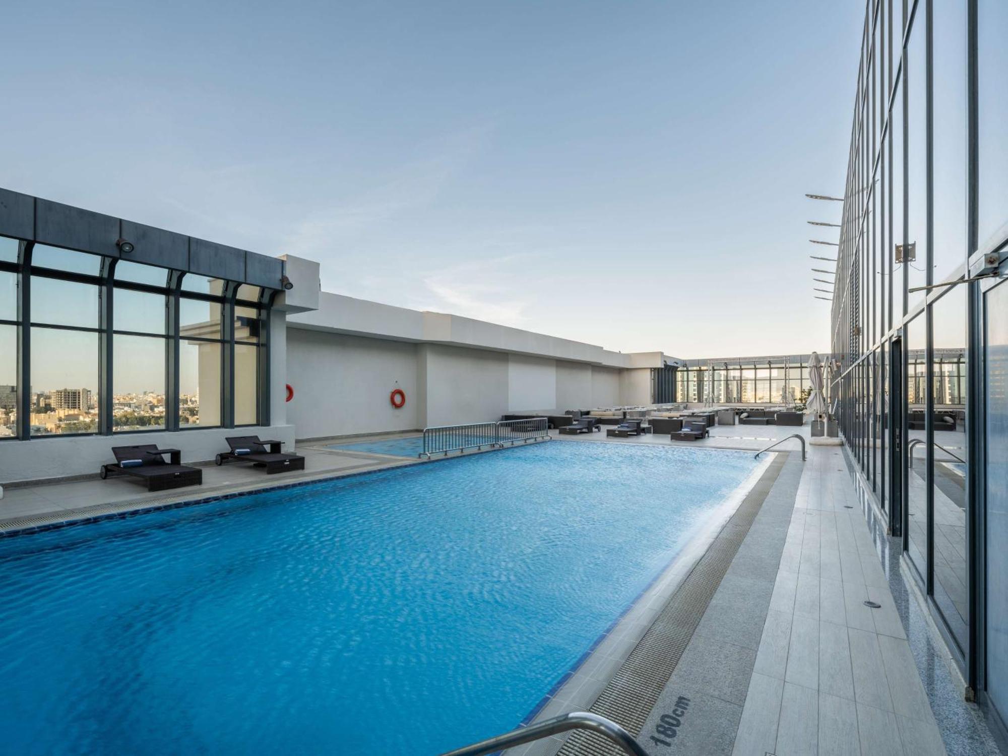 The Hotel Galleria Jeddah, Curio Collection By Hilton Exteriér fotografie The swimming pool at the top of the hotel